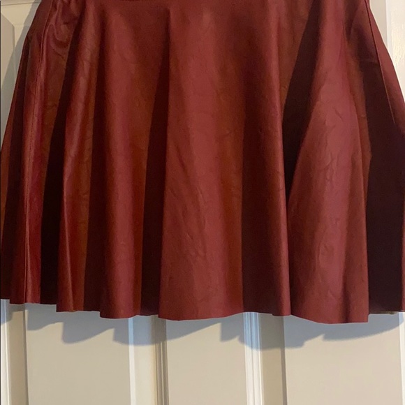Polyester skirt - Picture 2 of 3
